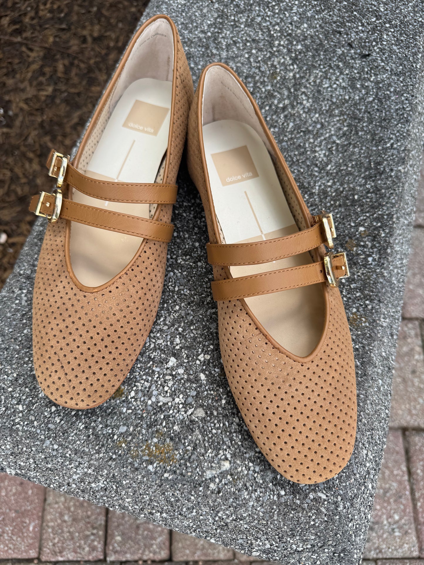 DV Baylee perforated flats