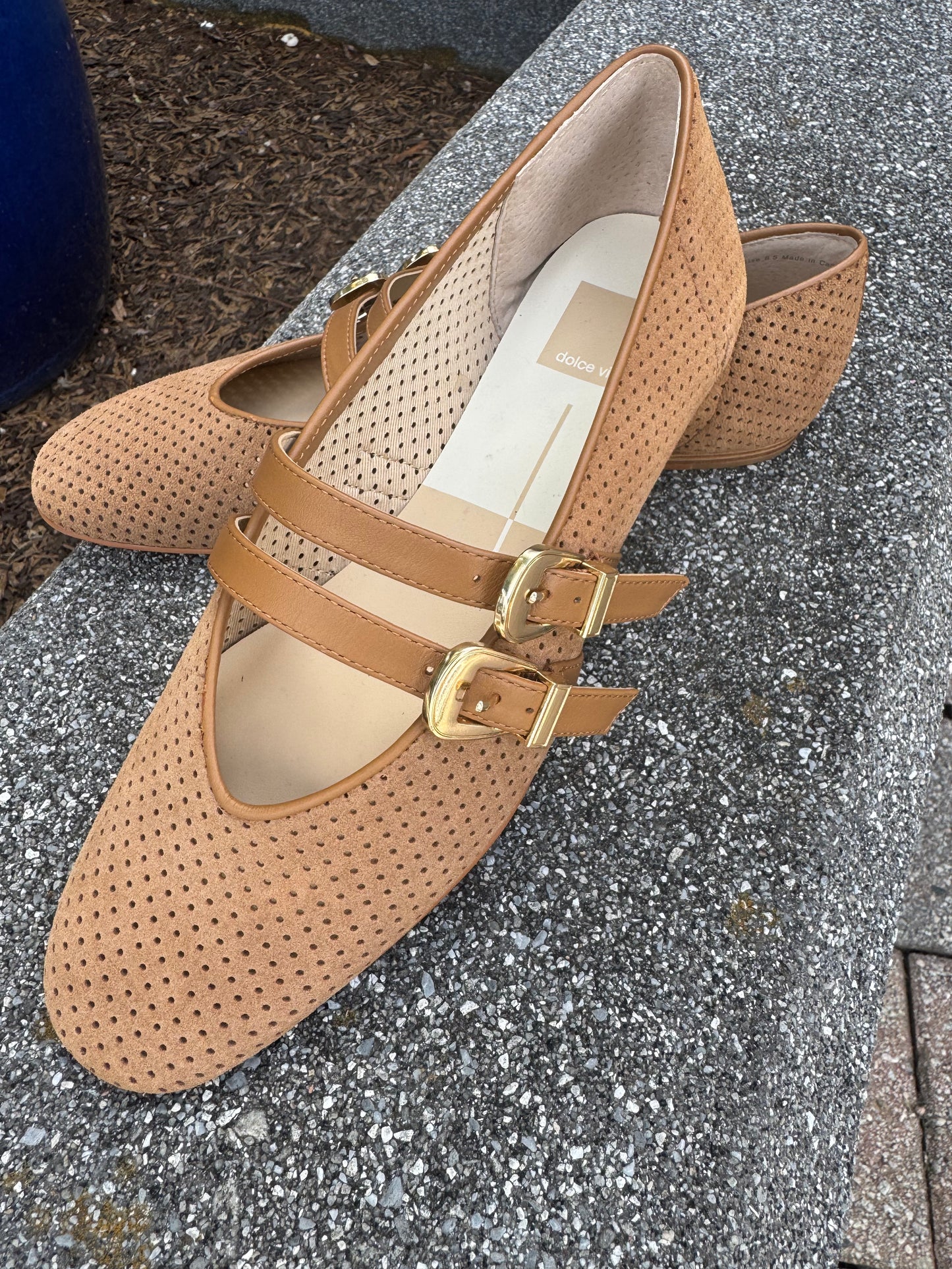DV Baylee perforated flats