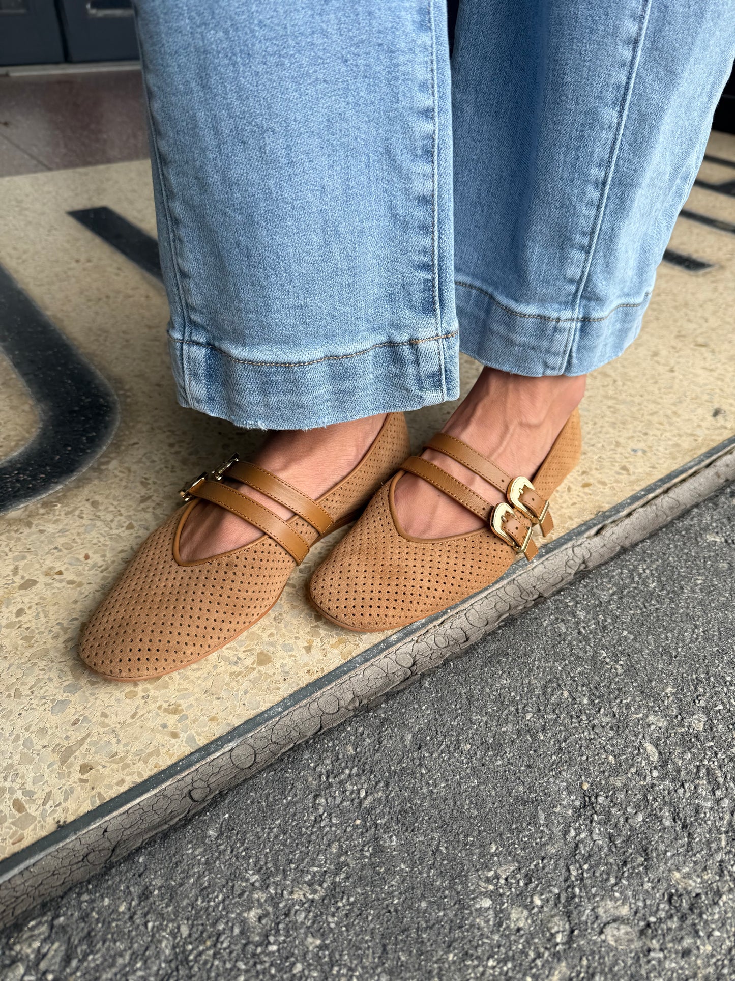 DV Baylee perforated flats